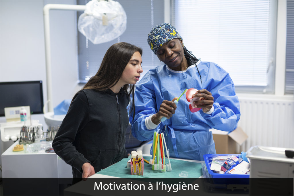 Frédérique Prosper, assistante dentaire libérale, en train d'expliquer l'hygiène dentaire à une jeune fille.